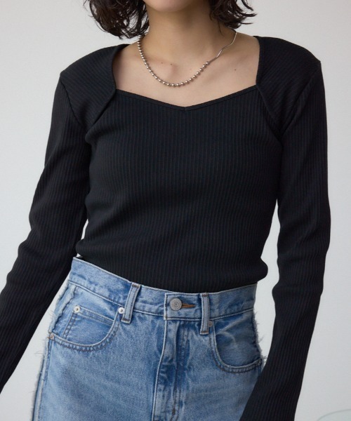 AZUL by moussy（アズールバイマウジー）の「ダイヤネック長袖リブトップス（Tシャツ/カットソー・レディース・ベージュ/ブラック/オフホワイト・SMALL/MEDIUM）」の3枚目の写真