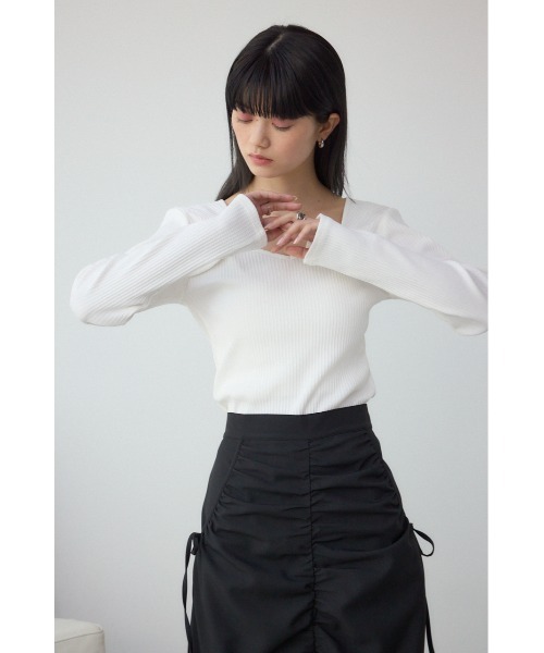 AZUL by moussy（アズールバイマウジー）の「ダイヤネック長袖リブトップス（Tシャツ/カットソー・レディース・ベージュ/ブラック/オフホワイト・SMALL/MEDIUM）」の5枚目の写真