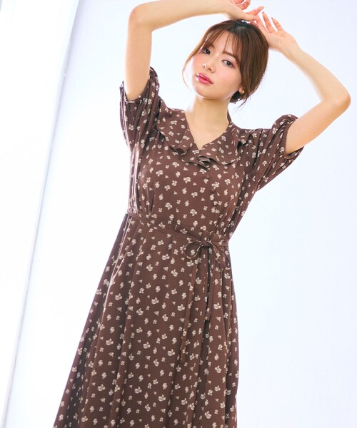 Feroux(フェルゥ)の「カシュクールデザイン 小花プリントワンピース(ワンピース・レディース・ダークブラウン系/レッド系・1/2)」の1枚目の写真