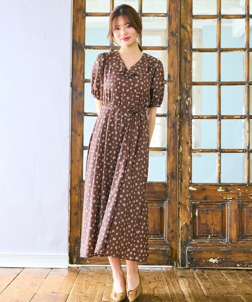 Feroux(フェルゥ)の「カシュクールデザイン 小花プリントワンピース(ワンピース・レディース・ダークブラウン系/レッド系・1/2)」の6枚目の写真