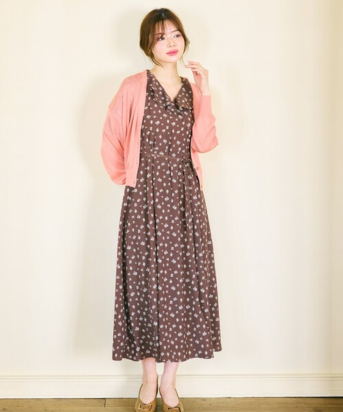 Feroux(フェルゥ)の「カシュクールデザイン 小花プリントワンピース(ワンピース・レディース・ダークブラウン系/レッド系・1/2)」の7枚目の写真