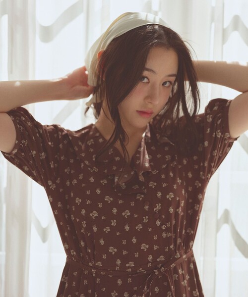 Feroux(フェルゥ)の「カシュクールデザイン 小花プリントワンピース(ワンピース・レディース・ダークブラウン系/レッド系・1/2)」の9枚目の写真