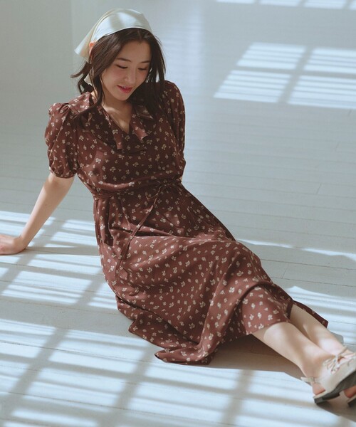 Feroux(フェルゥ)の「カシュクールデザイン 小花プリントワンピース(ワンピース・レディース・ダークブラウン系/レッド系・1/2)」の10枚目の写真