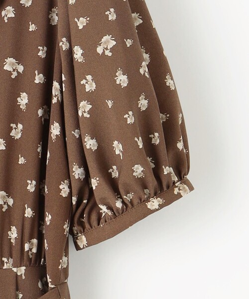 Feroux(フェルゥ)の「カシュクールデザイン 小花プリントワンピース(ワンピース・レディース・ダークブラウン系/レッド系・1/2)」の13枚目の写真