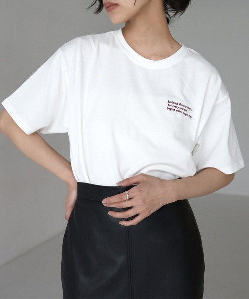 hellam(へラム)の「配色刺繍ロゴTシャツ(Tシャツ/カットソー・レディース・ブラウン/ネイビー/チャコール/ホワイト×ブラック/ホワイト×レッド/カーキ・MEDIUM/SMALL)」の3枚目の写真