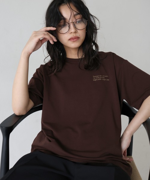 hellam(へラム)の「配色刺繍ロゴTシャツ(Tシャツ/カットソー・レディース・ブラウン/ネイビー/チャコール/ホワイト×ブラック/ホワイト×レッド/カーキ・MEDIUM/SMALL)」の5枚目の写真