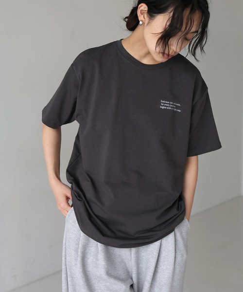 hellam(へラム)の「配色刺繍ロゴTシャツ(Tシャツ/カットソー・レディース・ブラウン/ネイビー/チャコール/ホワイト×ブラック/ホワイト×レッド/カーキ・MEDIUM/SMALL)」の20枚目の写真