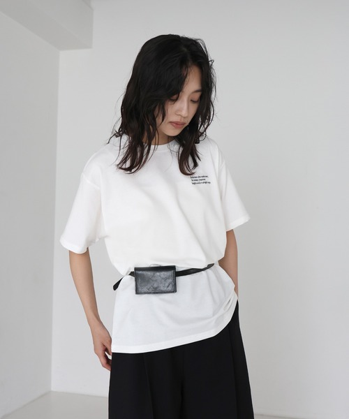 hellam(へラム)の「配色刺繍ロゴTシャツ(Tシャツ/カットソー・レディース・ブラウン/ネイビー/チャコール/ホワイト×ブラック/ホワイト×レッド/カーキ・MEDIUM/SMALL)」の9枚目の写真
