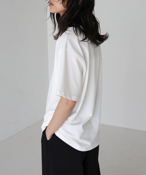 hellam(へラム)の「配色刺繍ロゴTシャツ(Tシャツ/カットソー・レディース・ブラウン/ネイビー/チャコール/ホワイト×ブラック/ホワイト×レッド/カーキ・MEDIUM/SMALL)」の13枚目の写真