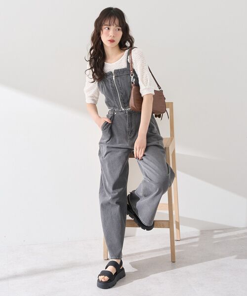 earth music&ecology(アースミュージックアンドエコロジー)の「フロントジップデニムビスチェ(ベスト・レディース・ライトインディゴブルー/ブラック・FREE)」の12枚目の写真