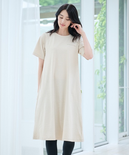 Arnold Palmer（アーノルドパーマー）の「タウン＆レジャー Tシャツ ワンピース（ワンピース・レディース・ブラック/アイボリー/カーキ・L/M/S）」の2枚目の写真