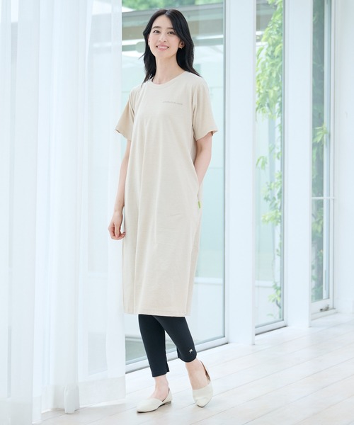 Arnold Palmer（アーノルドパーマー）の「タウン＆レジャー Tシャツ ワンピース（ワンピース・レディース・ブラック/アイボリー/カーキ・L/M/S）」の6枚目の写真