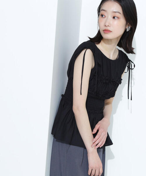 NATURAL BEAUTY BASIC(ナチュラルビューティーベーシック)の「◇シャーリングペプラムブラウス(シャツ/ブラウス・レディース・オフホワイト/ブラック/イエロー・SMALL/MEDIUM)」の8枚目の写真
