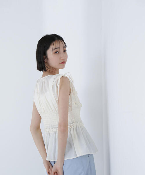 NATURAL BEAUTY BASIC(ナチュラルビューティーベーシック)の「◇シャーリングペプラムブラウス(シャツ/ブラウス・レディース・オフホワイト/ブラック/イエロー・SMALL/MEDIUM)」の15枚目の写真