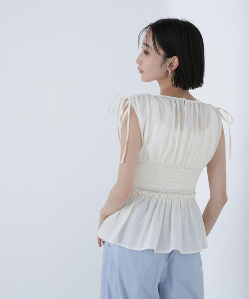 NATURAL BEAUTY BASIC(ナチュラルビューティーベーシック)の「◇シャーリングペプラムブラウス(シャツ/ブラウス・レディース・オフホワイト/ブラック/イエロー・SMALL/MEDIUM)」の17枚目の写真