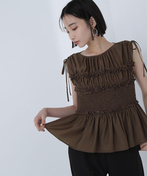 NATURAL BEAUTY BASIC(ナチュラルビューティーベーシック)の「◇シャーリングペプラムブラウス(シャツ/ブラウス・レディース・オフホワイト/ブラック/イエロー・SMALL/MEDIUM)」の22枚目の写真