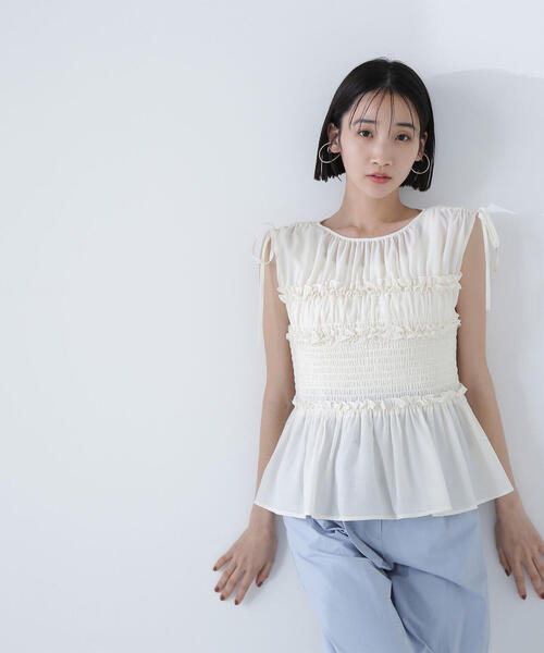 NATURAL BEAUTY BASIC(ナチュラルビューティーベーシック)の「◇シャーリングペプラムブラウス(シャツ/ブラウス・レディース・オフホワイト/ブラック/イエロー・SMALL/MEDIUM)」の1枚目の写真