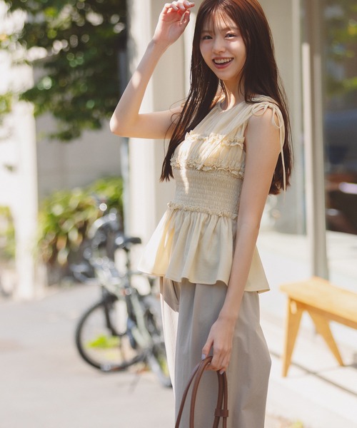 NATURAL BEAUTY BASIC(ナチュラルビューティーベーシック)の「◇シャーリングペプラムブラウス(シャツ/ブラウス・レディース・オフホワイト/ブラック/イエロー・SMALL/MEDIUM)」の3枚目の写真