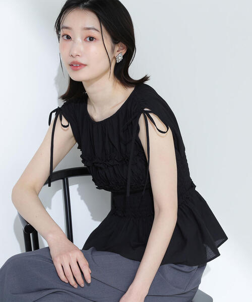 NATURAL BEAUTY BASIC(ナチュラルビューティーベーシック)の「◇シャーリングペプラムブラウス(シャツ/ブラウス・レディース・オフホワイト/ブラック/イエロー・SMALL/MEDIUM)」の2枚目の写真