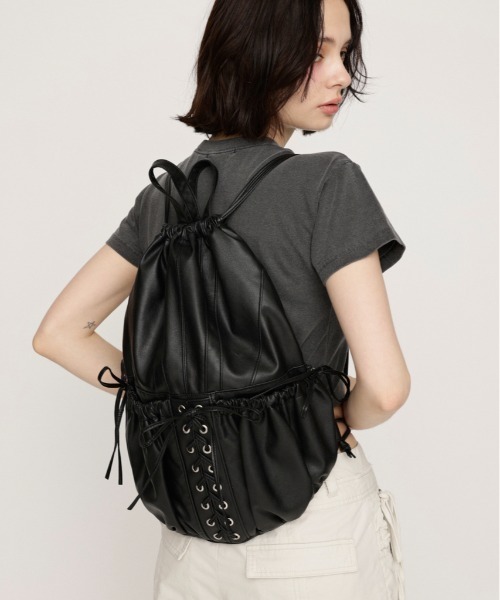 SLY（スライ）の「F/LEATHER BONDAGE KNAPSACK フェイクレザー ボンデージ ナップサック（バックパック/リュック・レディース・ブラック・FREE）」の3枚目の写真