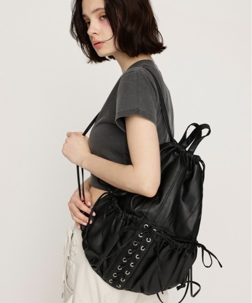 SLY（スライ）の「F/LEATHER BONDAGE KNAPSACK フェイクレザー ボンデージ ナップサック（バックパック/リュック・レディース・ブラック・FREE）」の2枚目の写真