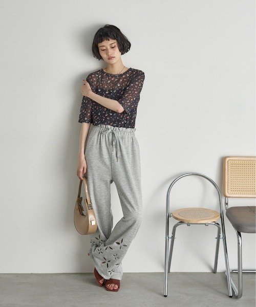 THE YOn(ザヨン)の「小花柄シアーハーフスリーブプルオーバー(Tシャツ/カットソー・レディース・アイボリー/ブラック・FREE)」の10枚目の写真