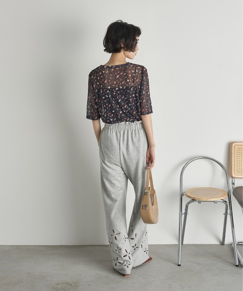 THE YOn(ザヨン)の「小花柄シアーハーフスリーブプルオーバー(Tシャツ/カットソー・レディース・アイボリー/ブラック・FREE)」の12枚目の写真