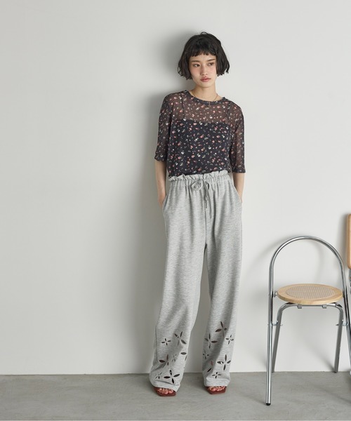THE YOn(ザヨン)の「小花柄シアーハーフスリーブプルオーバー(Tシャツ/カットソー・レディース・アイボリー/ブラック・FREE)」の13枚目の写真
