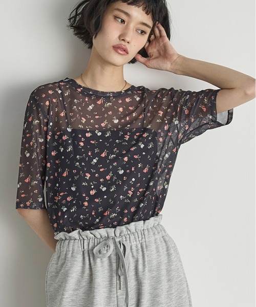 THE YOn(ザヨン)の「小花柄シアーハーフスリーブプルオーバー(Tシャツ/カットソー・レディース・アイボリー/ブラック・FREE)」の3枚目の写真