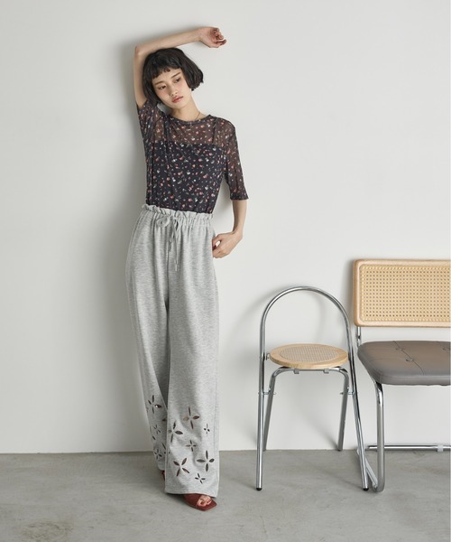 THE YOn(ザヨン)の「小花柄シアーハーフスリーブプルオーバー(Tシャツ/カットソー・レディース・アイボリー/ブラック・FREE)」の14枚目の写真