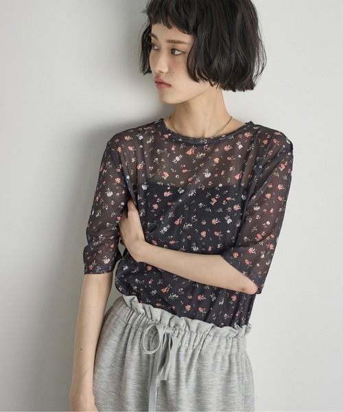 THE YOn(ザヨン)の「小花柄シアーハーフスリーブプルオーバー(Tシャツ/カットソー・レディース・アイボリー/ブラック・FREE)」の6枚目の写真