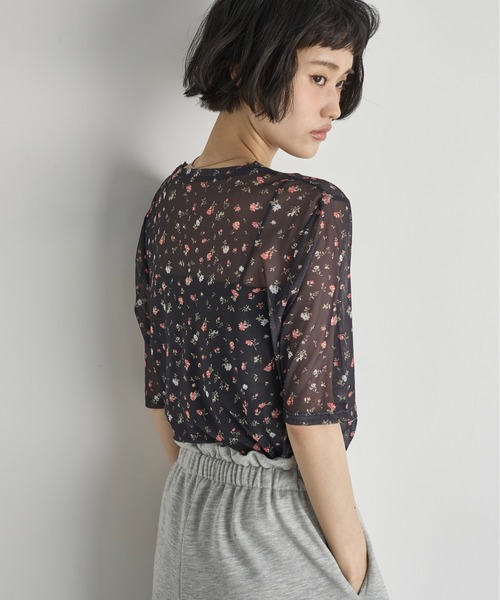 THE YOn(ザヨン)の「小花柄シアーハーフスリーブプルオーバー(Tシャツ/カットソー・レディース・アイボリー/ブラック・FREE)」の7枚目の写真