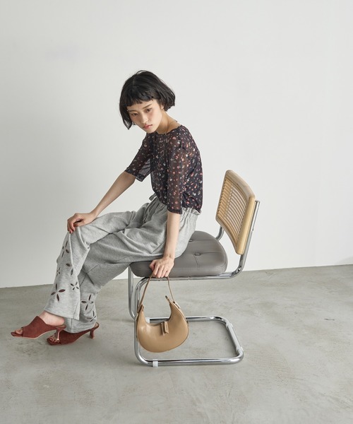 THE YOn(ザヨン)の「小花柄シアーハーフスリーブプルオーバー(Tシャツ/カットソー・レディース・アイボリー/ブラック・FREE)」の16枚目の写真