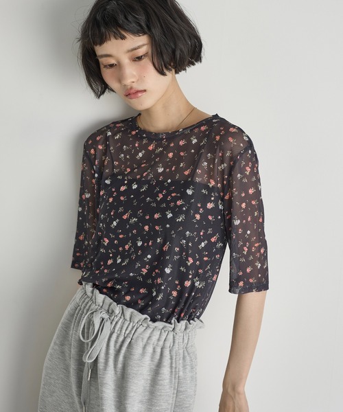 THE YOn(ザヨン)の「小花柄シアーハーフスリーブプルオーバー(Tシャツ/カットソー・レディース・アイボリー/ブラック・FREE)」の4枚目の写真