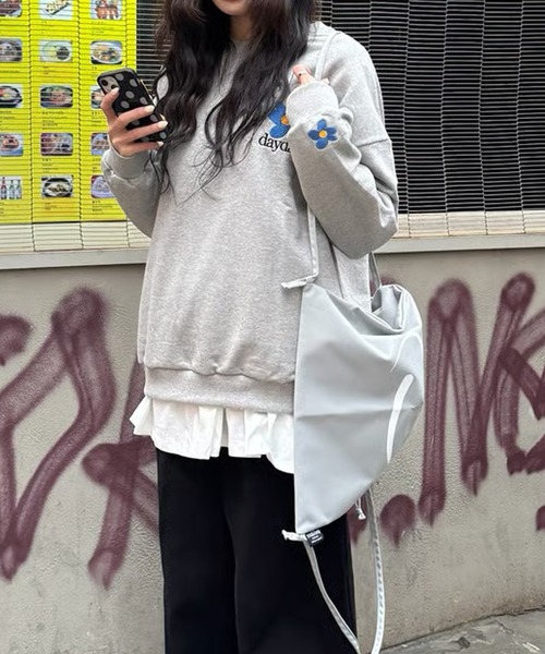 DAYDAY(デイデイ)の「ボタンロゴクルーネックスウェット(スウェット・レディース・ネイビー/グレー・L/XL/M)」の5枚目の写真