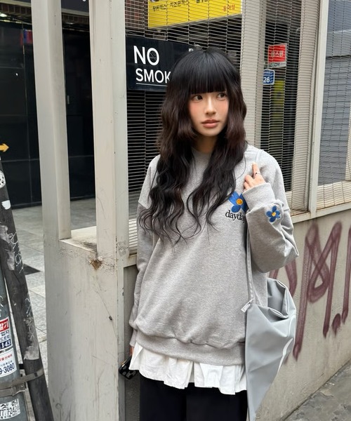 DAYDAY(デイデイ)の「ボタンロゴクルーネックスウェット(スウェット・レディース・ネイビー/グレー・L/XL/M)」の4枚目の写真