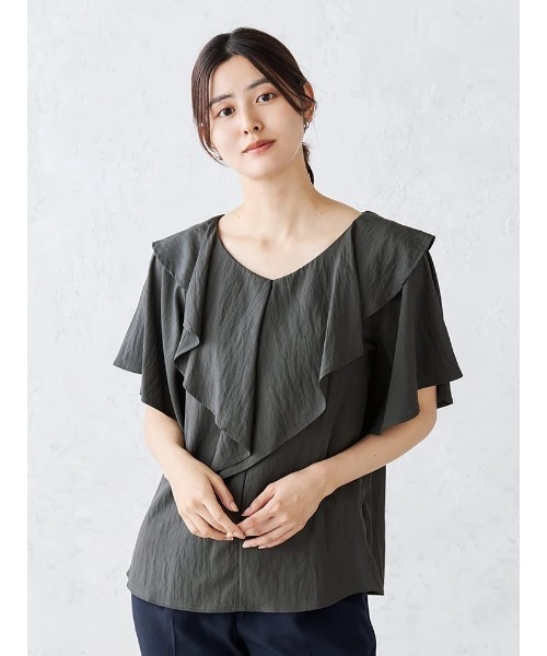 Perfect Suit FActory（パーフェクトスーツファクトリー）の「Vネック　ラッフルブラウス　オフホワイト/グレー/ベージュ（Tシャツ/カットソー・レディース・チャコールグレー/ベージュ/オフホワイト・L/M）」の3枚目の写真