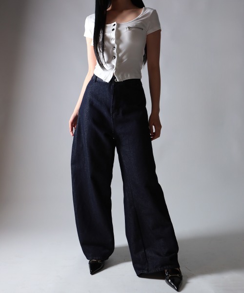 NANAHACHI（ナナハチ）の「デザインタック ワイドデニムパンツ（デニムパンツ・レディース・ブルー/ブラック・SMALL/MEDIUM/LARGE）」の4枚目の写真