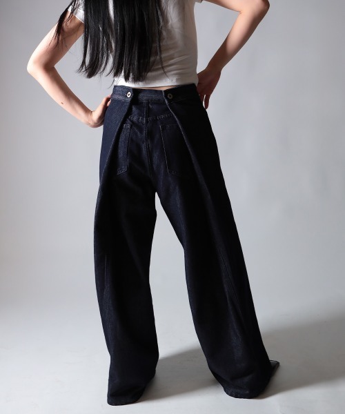 NANAHACHI（ナナハチ）の「デザインタック ワイドデニムパンツ（デニムパンツ・レディース・ブルー/ブラック・SMALL/MEDIUM/LARGE）」の13枚目の写真