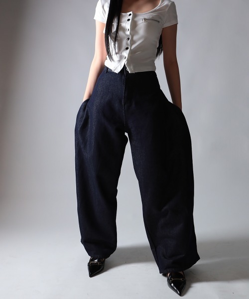 NANAHACHI（ナナハチ）の「デザインタック ワイドデニムパンツ（デニムパンツ・レディース・ブルー/ブラック・SMALL/MEDIUM/LARGE）」の16枚目の写真