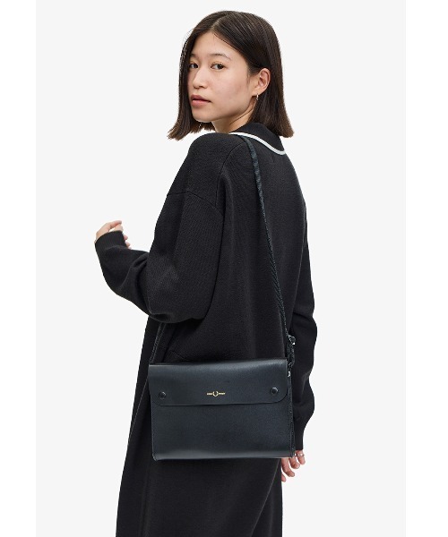 FRED PERRY ブラックショルダーバッグ FRED PERRY フレッドペリー Classic Side Bag ショルダーバッグ