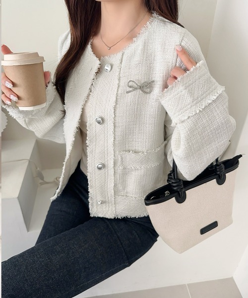 mily bilet(ミウィビレット)の「きらめく魔法に甘さを添えて♪リボンブローチ使い長袖ラメ入りツイードジャケット(ノーカラージャケット・レディース・オフホワイト/ブラック・LARGE/MEDIUM/SMALL/X-LARGE)」の12枚目の写真
