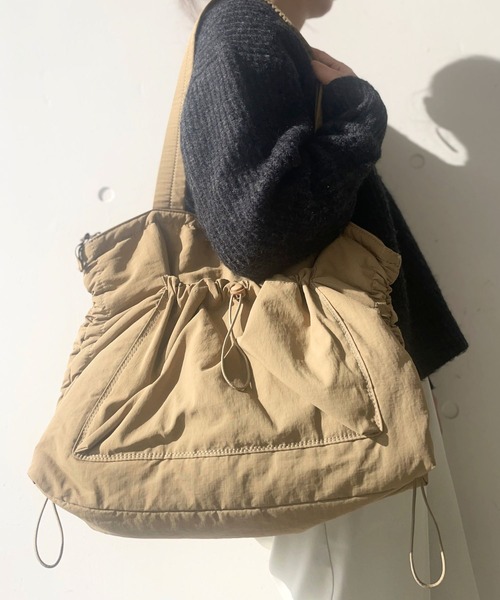 styiro(スタイロ)の「ナイロンフロントポケットトートバッグ(トートバッグ・レディース・ネイビー/ベージュ/ピンク/アイボリー/ブラック/カーキ・FREE)」の4枚目の写真