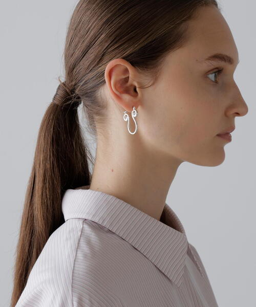 ADORE(アドーア)の「ヴァーグピアス(ピアス(両耳用)・レディース・シルバー/ゴールド・ONE SIZE)」の3枚目の写真
