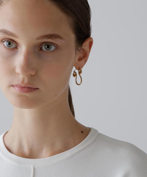 ADORE(アドーア)の「ヴァーグピアス(ピアス(両耳用)・レディース・シルバー/ゴールド・ONE SIZE)」の1枚目の写真