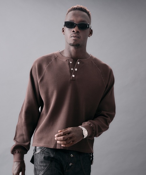 ANDER HUNK(アンダーハンク)の「Metal Henry neck Thermal / メタルヘンリーネックサーマル(Tシャツ/カットソー・メンズ・ブラウン/レッド系その他/グレー/ブラック/その他/パープル/グレー系その他/ライトブラウン・LARGE/MEDIUM/SMALL)」の5枚目の写真