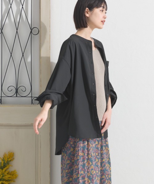 OMNES(オムネス)の「テックコットンバンドカラー長袖シャツ(シャツ/ブラウス・レディース・ホワイト/ブラック/ベージュ/イエロー/グリーン/ネイビー系/ブルー系その他・FREE)」の22枚目の写真