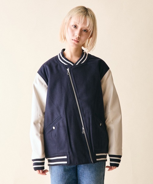 rehacer(レアセル)の「rehacer : Slant Riders Studium JKT / スラント ライダース スタジアム ジャケット(スタジャン・レディース・ブラック/ネイビー・SMALL)」の2枚目の写真