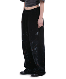 DEFGARMENTS（デフグラメンツ）の「FEATHER PAINTING PANTS [BLACK]（スウェットパンツ）」