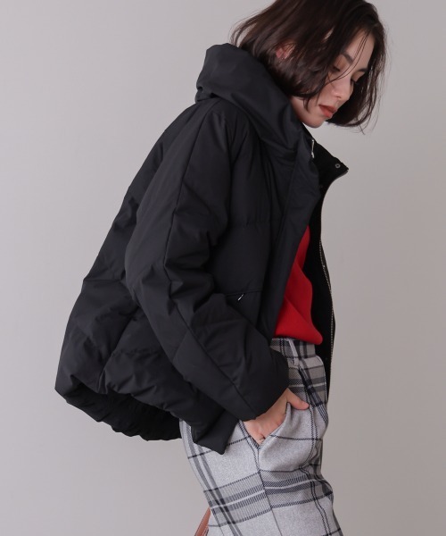 Bou Jeloud(ブージュルード)の「ストレッチカシュネックピュアダウン(ダウンジャケット/コート・レディース・ブラック/アイボリー/グレイッシュベージュ・38)」の2枚目の写真